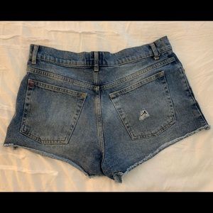 BDG mid rise essential Jean short - only worn once. Perfect condition! Size 29